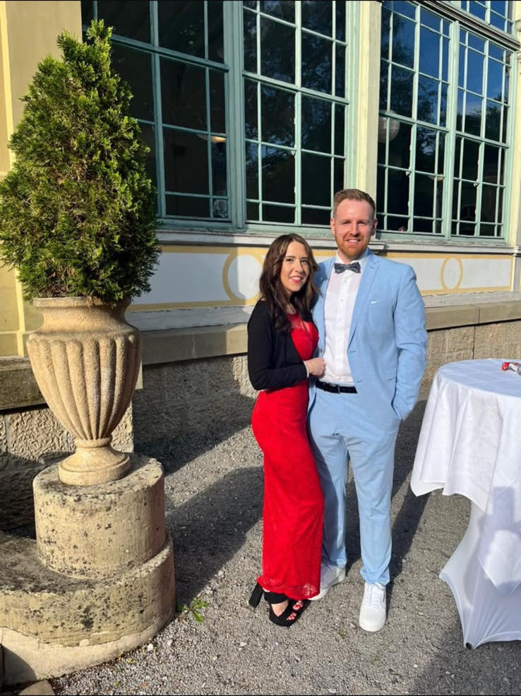 Nicole und Tim lächeln gemeinsam